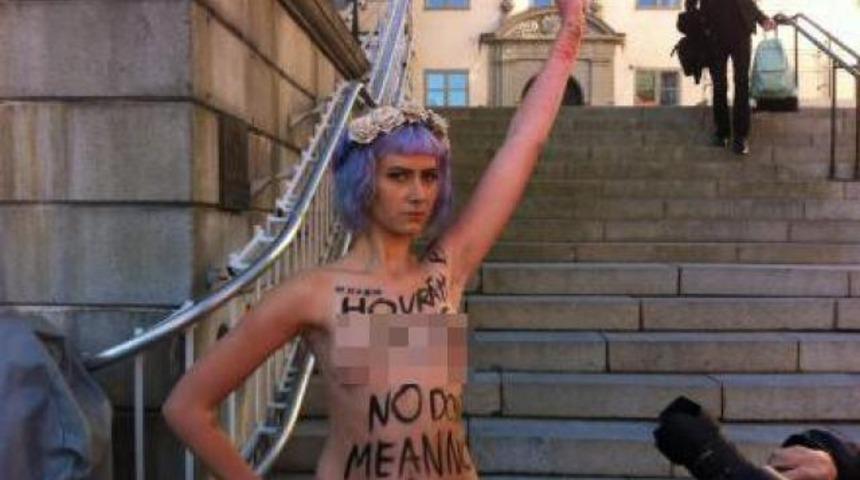 Mahkemede üstsüz protesto