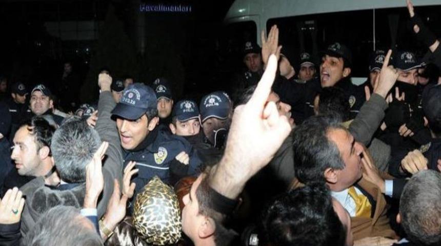 Partililer ile polis arasında arbede
