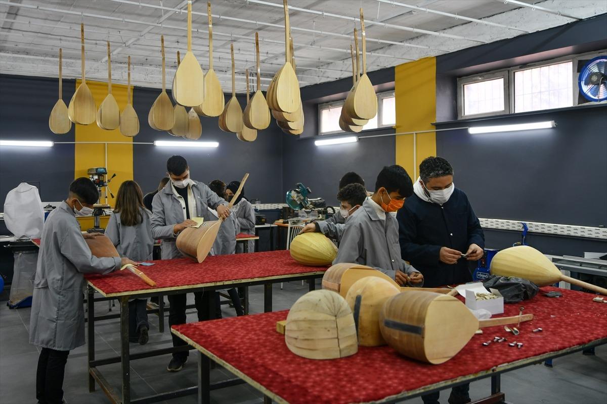 G&uuml;zel sanatlar lisesi &ouml;ğrencileri &ccedil;aldıkları enstr&uuml;manı kendileri yapıyor