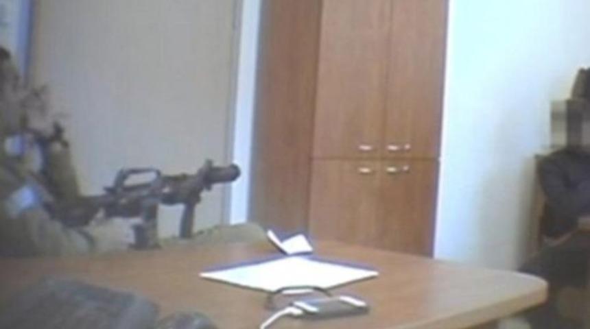 İsrail askeri elinde tüfekle sorguladı