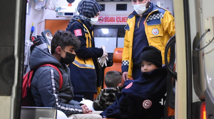 Bunlar nasıl anne baba! Tartıştılar, çocuklarını buz gibi soğukta arabaya bırakıp gittiler