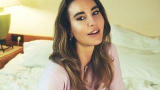 Ece Sükan mayosuyla arabanın üzerine sere serpe uzandı! Takipçileri mest oldu