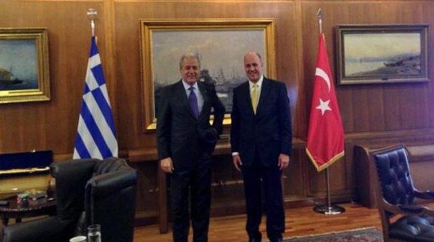 Yunan Bakan'dan b&uuml;y&uuml;k jest