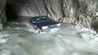 Yapımı 132 yıl sürmüştü... Erzincan'daki tarihi yol sular altında kaldı!