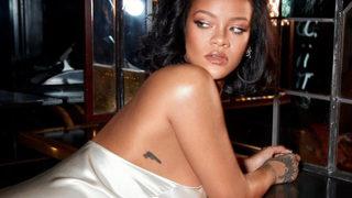 Rihanna baştan aşağı ipli tarzıyla olay oldu! Karnını böyle sergiledi