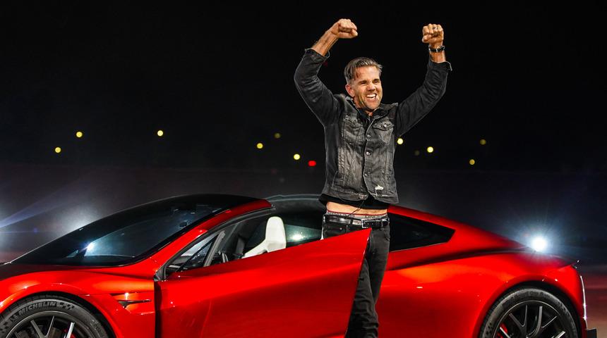 Biri elektrikli araba üretiyor, biri iPhone... Tesla'nın tasarım lideri Franz von Holzhausen, Apple'ı topa tuttu!