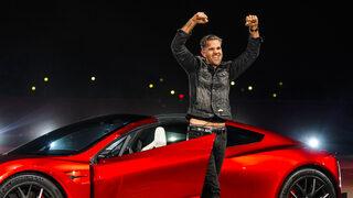 Biri elektrikli araba üretiyor, biri iPhone... Tesla'nın tasarım lideri Franz von Holzhausen, Apple'ı topa tuttu!