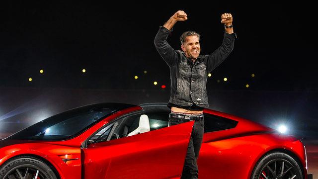 Biri elektrikli araba üretiyor, biri iPhone... Tesla'nın tasarım lideri Franz von Holzhausen, Apple'ı topa tuttu!