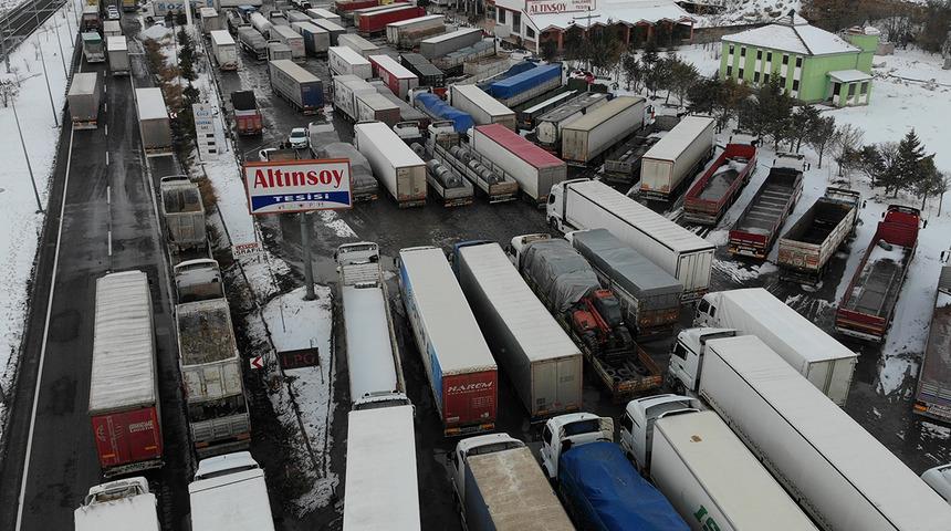 Kar trafiği felç etti! Kara yolları ile tesisler TIR ve araçlarla doldu, taştı