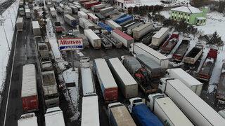 Kar trafiği felç etti! Kara yolları ile tesisler TIR ve araçlarla doldu, taştı