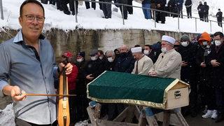 Karadenizli müzisyen Sait Uçar son yolculuğuna uğurlandı! Cenazede inşaat malzemesinden yapılan sehpa tepki çekti