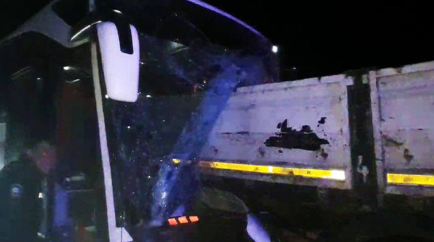 Son Dakika: Sivas'ta yolcu otobüsüyle iki TIR çarpıştı! 1 ölü, çok sayıda yaralı... Ekipler sevk edildi