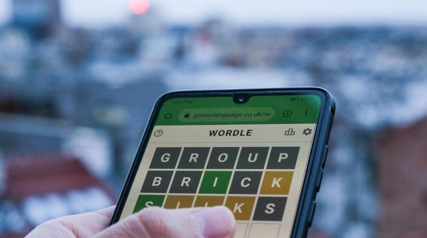 ABD'de 80 yaşındaki bir kadın günlük Wordle paylaşımını yapmayınca yakınları polisi aradı, rehin alındığı ortaya çıktı