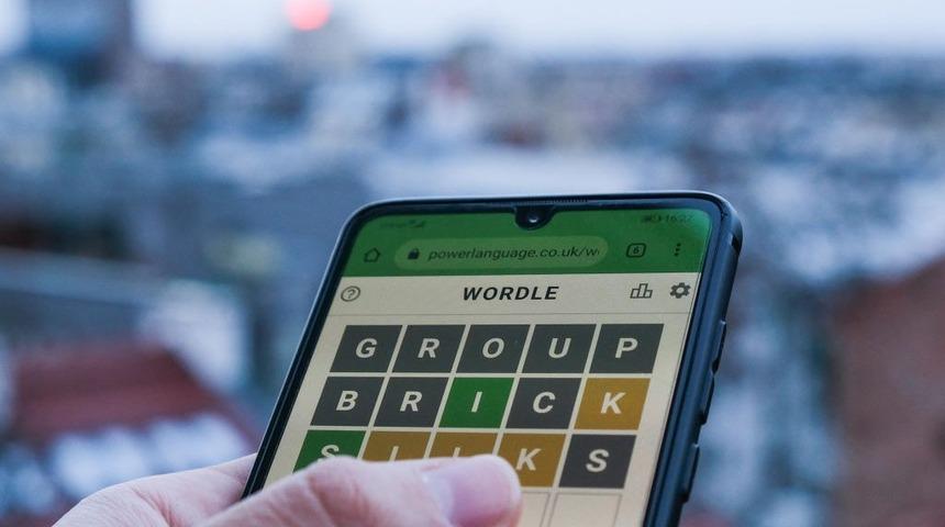 ABD'de 80 yaşındaki bir kadın günlük Wordle paylaşımını yapmayınca yakınları polisi aradı, rehin alındığı ortaya çıktı
