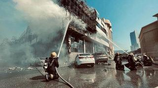 Yangında mucize kurtuluş! Metrelerce yüksekten atladı, havada yakaladılar