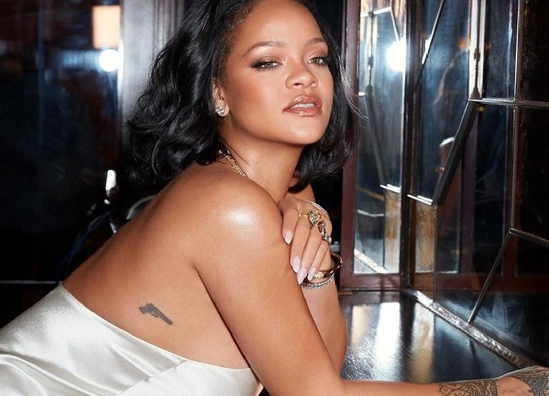 Rihanna yine g&ouml;beği a&ccedil;ıkta! Hamilelik tarzıyla olay oldu 