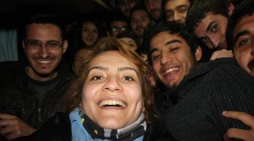 '&Uuml;zg&uuml;n&uuml;z Ellen seninkini ge&ccedil;ti'