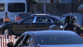 Koronavirüs testi negatif çıkan Cumhurbaşkanı Erdoğan cuma namazı kılmak için evinden çıktı