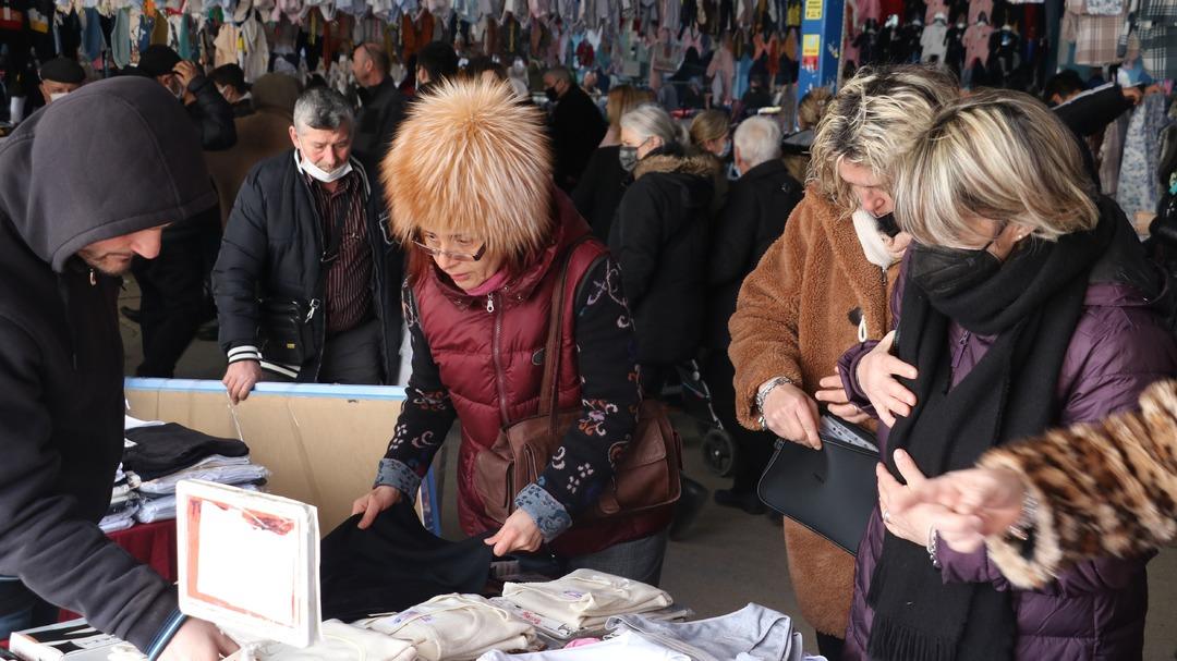 Edirne Ulus Pazarı'nda adım atacak yer kalmadı! Bulgar turist: Mazotu da doldurup gidiyoruz
