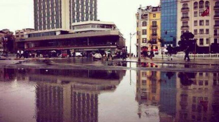 Taksim Meydanı g&ouml;le d&ouml;nd&uuml;