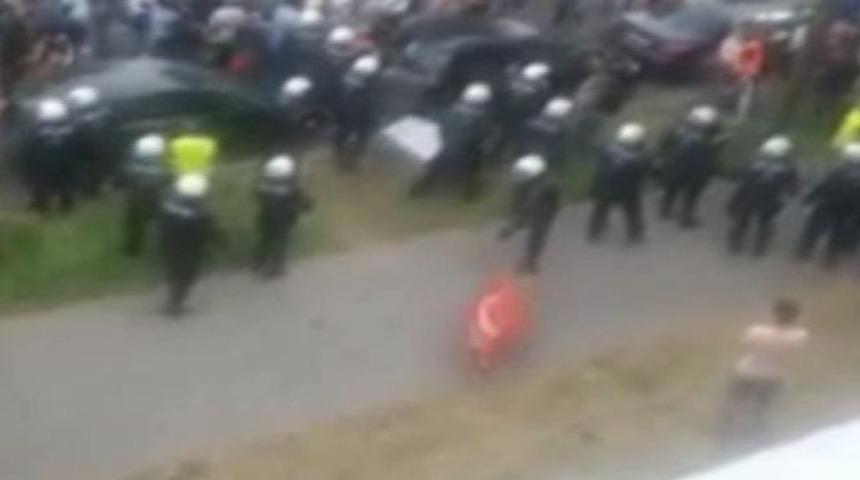 Polis, T&uuml;rk bayrağını yere atınca...