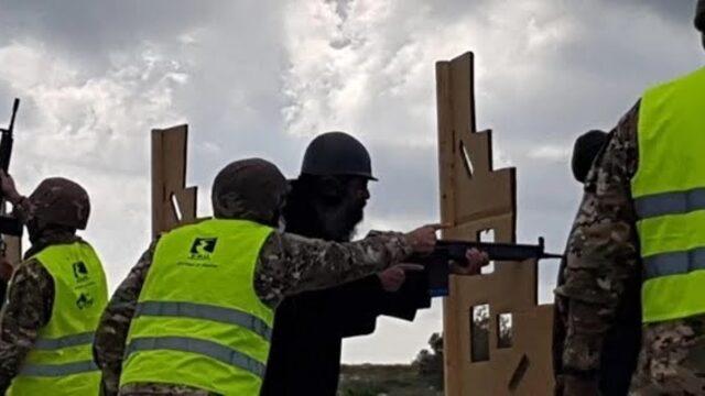 Güney Kıbrıs'ta şoke eden görüntü! Rumlardan papazlara silah eğitimi