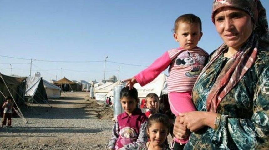 Mülteci kadınlar kampta elbiseleriyle yıkanıyor