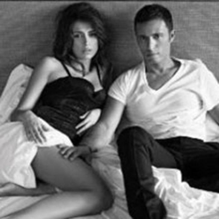 Sandal Çifti Yatakta