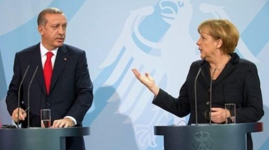 Merkel'den 'dinleme' a&ccedil;ıklaması