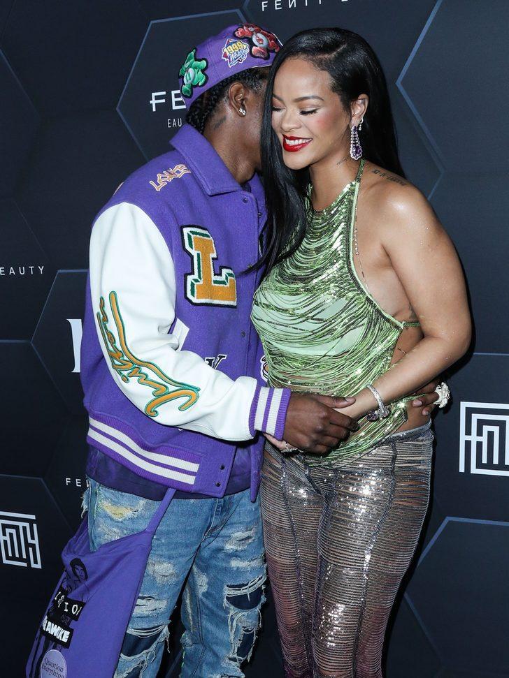 Rihanna'nın hamile pozu olay oldu! İpli bluzüyle sevgilisine...  G5