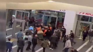 Saniye saniye kaydedildi! İstanbul'da AVM'de yumruk yumruğa kavga