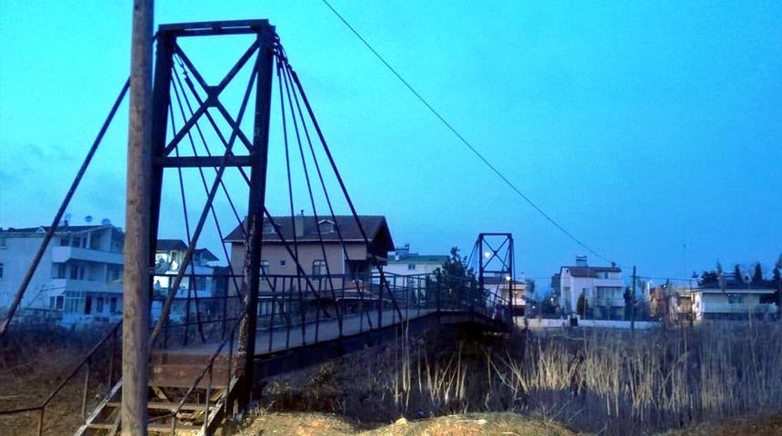 Korkunç olayı yoldan geçen vatandaşlar fark etti! Dere kenarında battaniyeye sarılı şekilde...