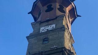 131 yıllıktı... Saat kulesinden düşen parçalar korkuttu