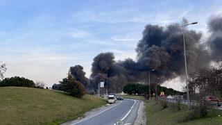 Gökyüzü dumanla kaplandı! Bayrampaşa Hali'nde yangın