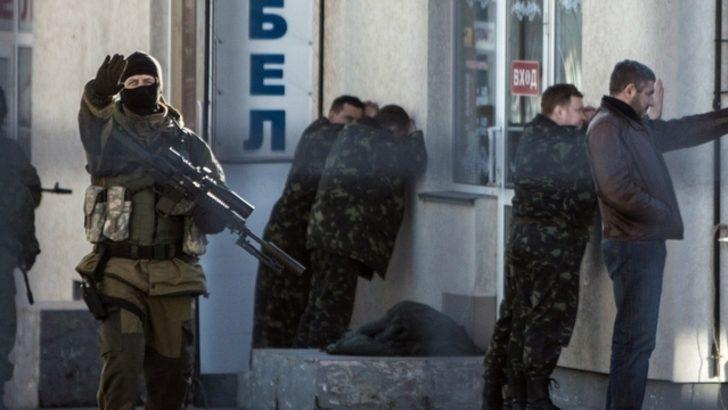 Rusya yanlısı göstericiler Kırım'da donanma üssünü bastı