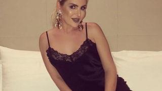 Selin Ciğerci süper minisiyle sahnede oryantal yaptı! Güzel zayıflamış