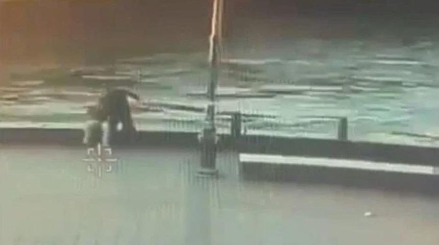 Denize atıp ölümüne neden olmuştu! Mahkemede şok sözler: Ayaklarından tutup atmadım