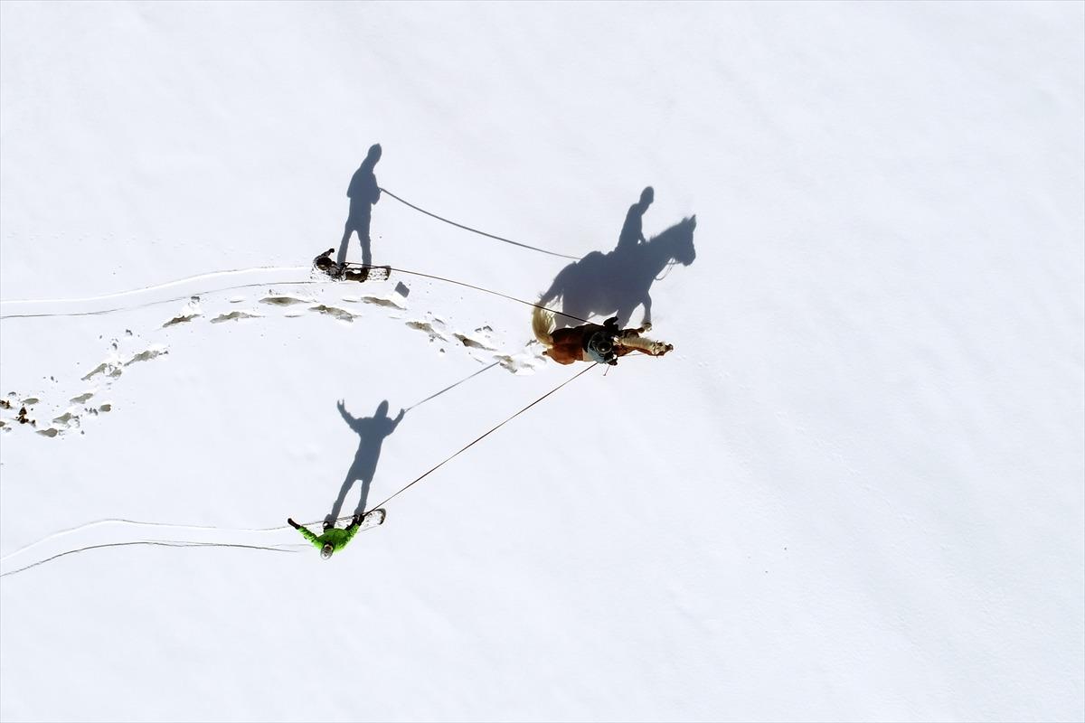 Van'da sporcular karda "atlı snowboard" yaptı