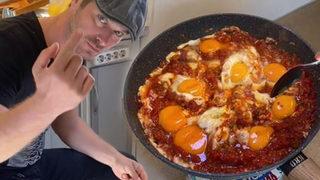 Kıvanç Tatlıtuğ menemen yaptı! Soğanlı mı soğansız mı?