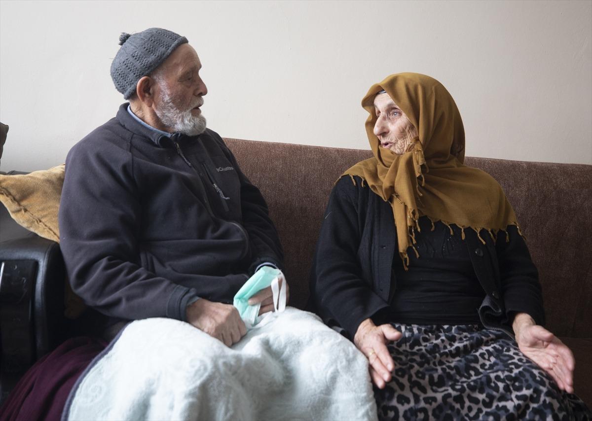 Bir g&ouml;r&uuml;şte vurulduğu eşinin g&ouml;zlerine 68 yıldır aynı aşkla bakıyor