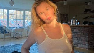 Ireland Baldwin sınırları zorladı! Yalnızca file çorap giydi