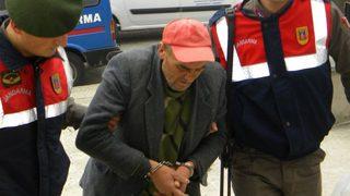 Annesini sopayla döverek öldürdü