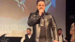 BTP Genel Başkanı Hüseyin Baş, gençlik kolları toplantısında Duman grubunun Senden Daha Güzel şarkısını söyledi