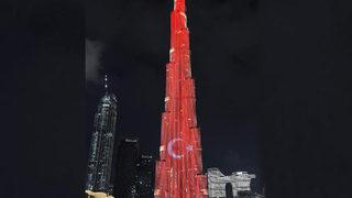 Dünyanın en yüksek gökdeleninde Türk bayrağı dalgalandı