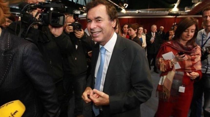 Yolsuzluk raporu istifa ettirdi