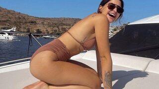 Fenomen Ala Tokel'in göğüs dekoltesine yorum yağdı! ''Abla hiç giyinmeseydin''