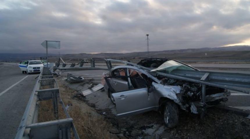 Bariyer otomobile ok gibi saplandı: 1 ölü, 3 yaralı