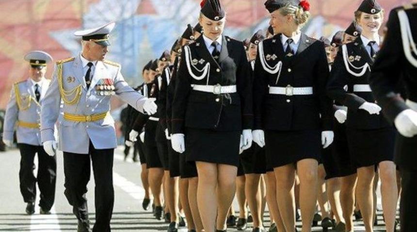 Rus kadın polislere 'etek boyu' ayarı