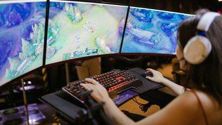 Düz ekrandan sıkılanlar için curved oyuncu monitörü önerileri