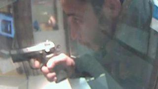 Görevliye böyle silah çekti